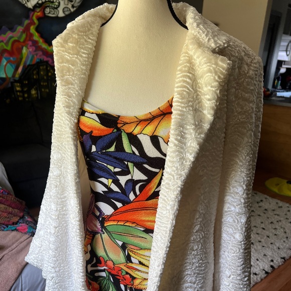 Carina Woman’s Textured Coat - Picture 3 of 10